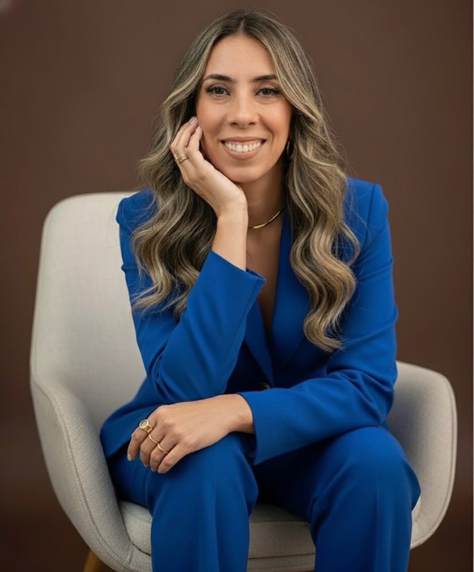 Andreza Prado em ambiente profissional